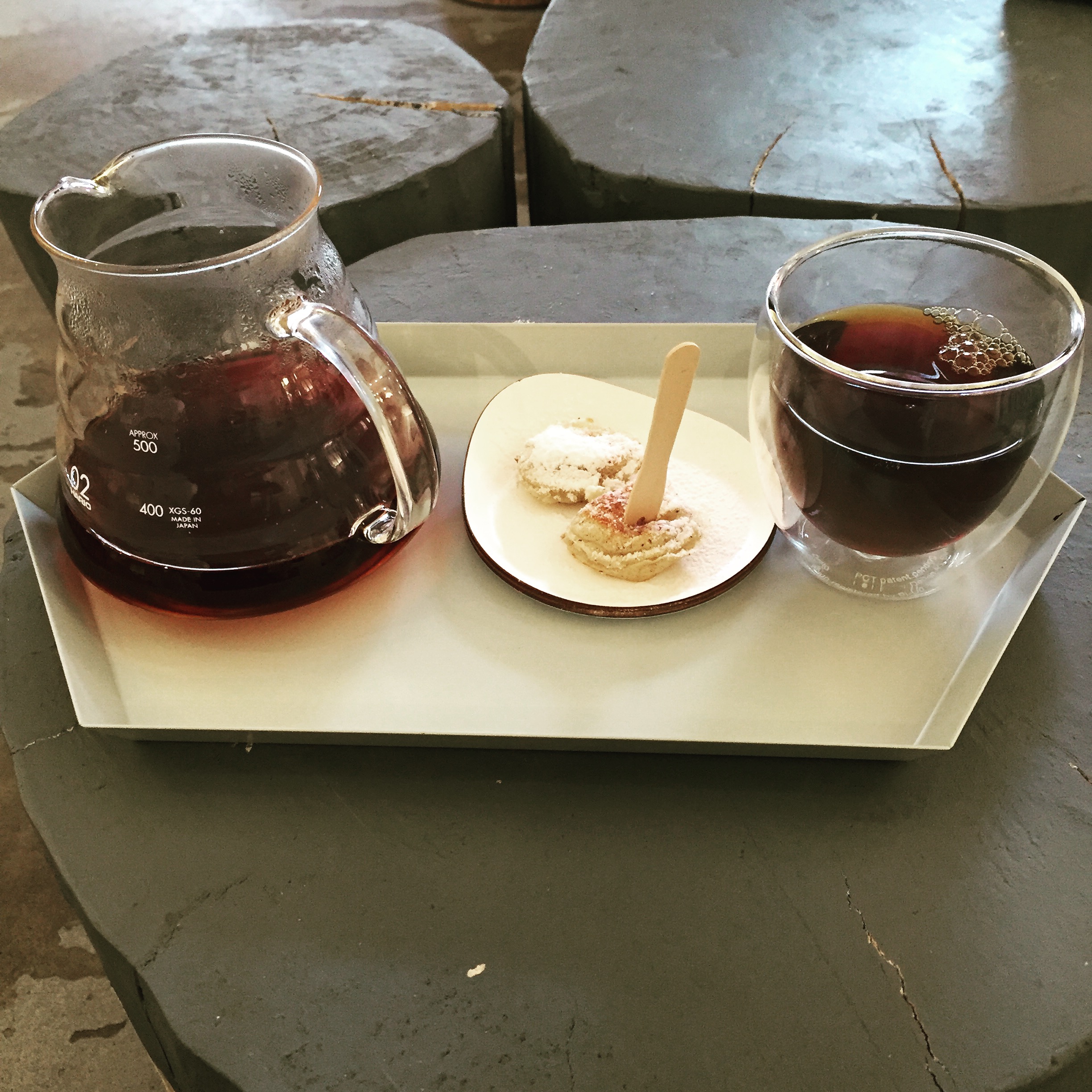Wish Slow Coffeeで提供されたコーヒー。サーバーとグラスがトレーに置かれている